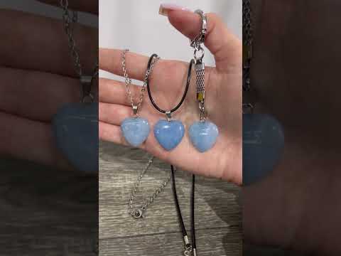 Кулон з натуральним каменем Блакитний Аквамарин у формі серця Талісман гармонії та натхнення на ланцюжку У подарунковій коробочці, видео 3