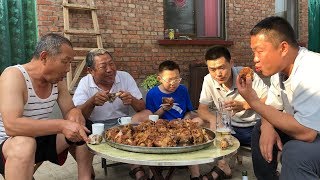 【食味阿远】阿远买了20斤猪大骨，做一大盆酱大骨吃，大伯堂哥可算吃过瘾了 | Shi Wei A Yuan