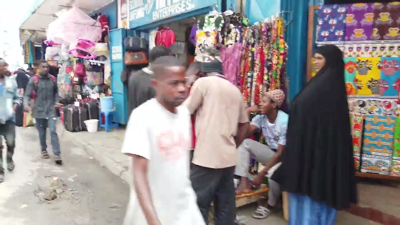 Biashara Street#Mombasa##calle comercial//The Foot Steps
