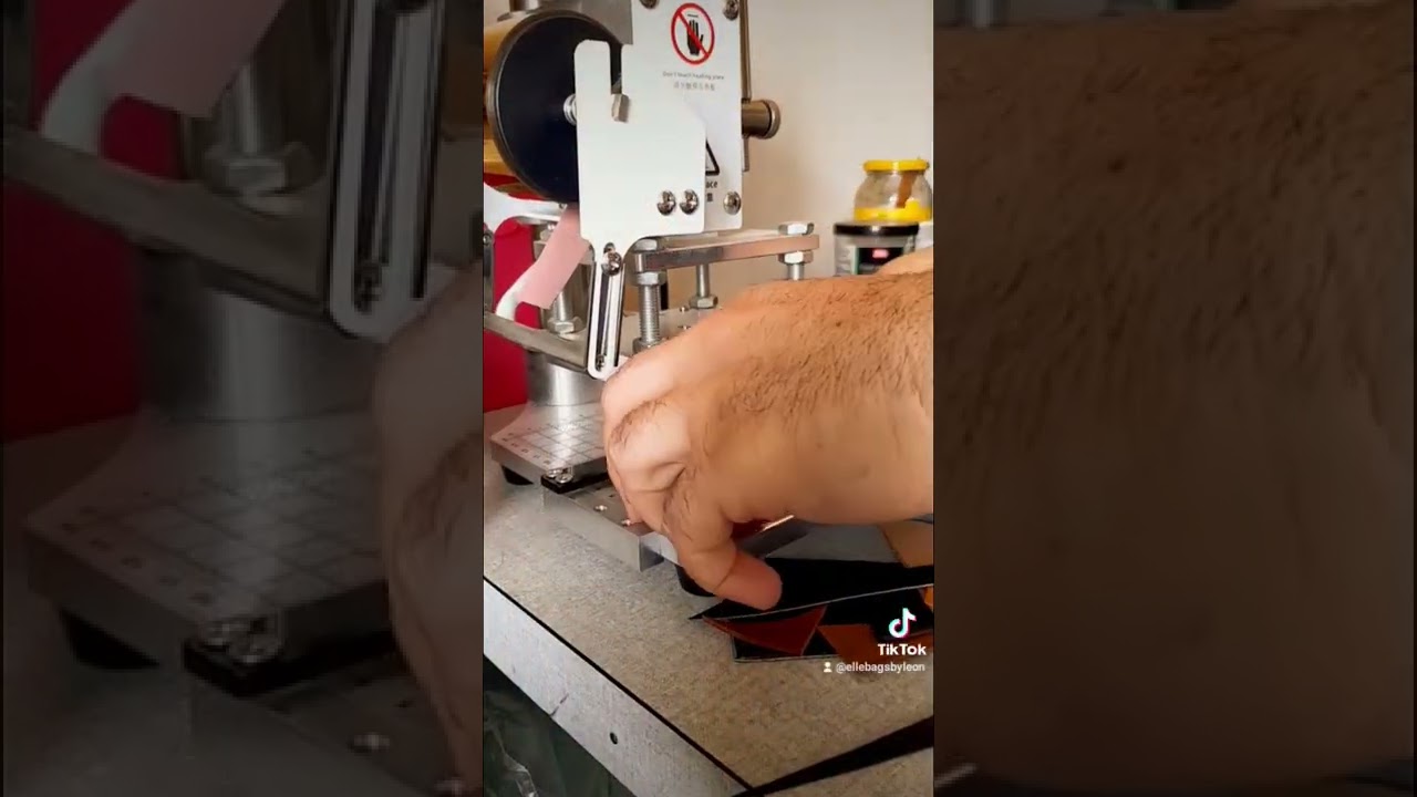 Personalizzazione con iniziali in foglia d'argento mediante stampa a caldo su vera pelle