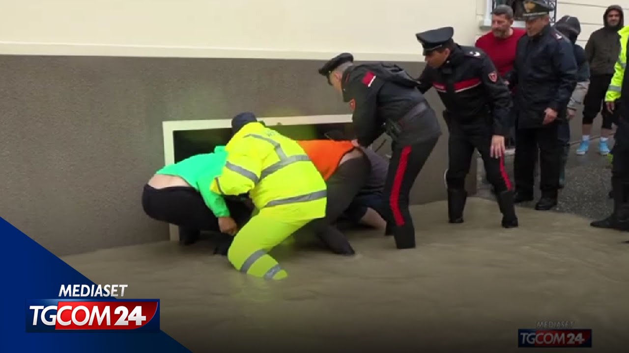 Cesena, uomo bloccato nel seminterrato: salvato