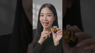 Tapping and squeezing honeycombs ASMR. #ASMR #satisfying #relax #jelly #honeycombslime #asmrsounds