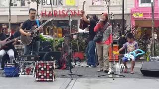 pengemis cinta-Nurul ft redeem buskers cover Ella,serak basah macam ella