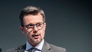 Se kronprins Frederik blive klappet af scenen til international begivenhed