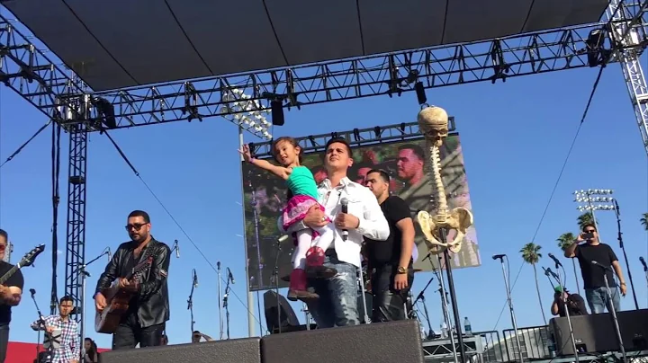 Elizabeth Caro cantando Cicatriiices en Pomona Fai...