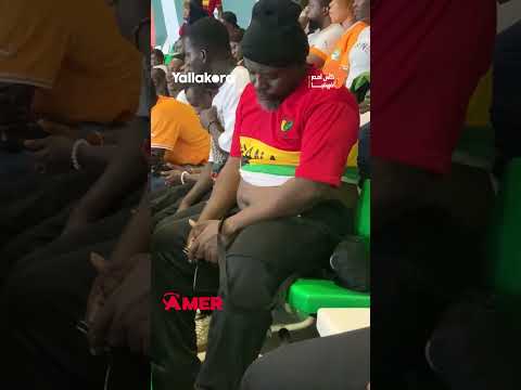 أحد مشجعي غانا غلب عليه النوم خلال متابعة مباراة كاب فيردي AFCON2023 يلا كورة