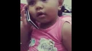 Lucunya balita menirukan orang dewasa telepon