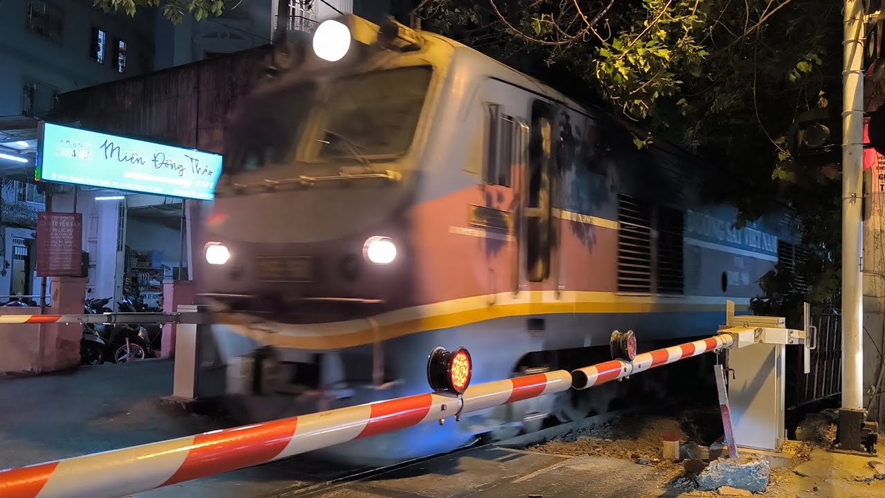 [1743] D19E-960 kéo tàu SNT2 | 21:11 - 15.03.2024 - YouTube