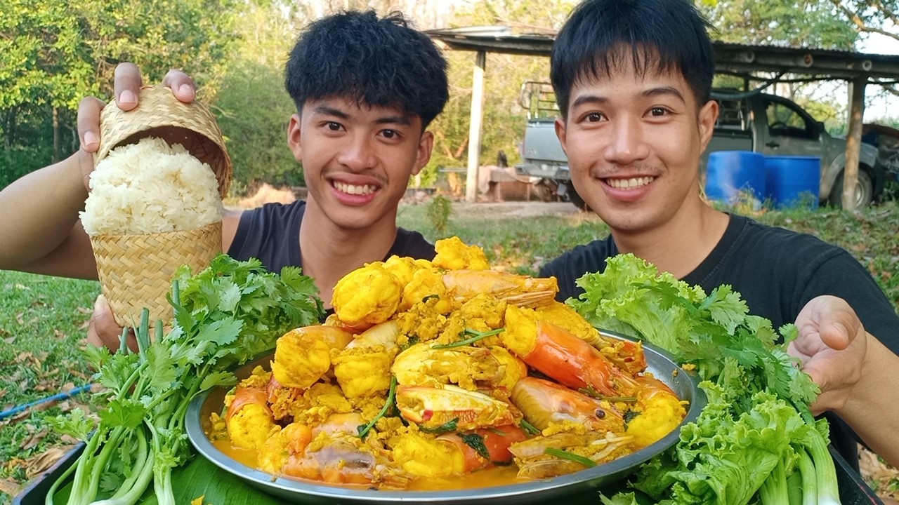 กุ้งแม่นํ้าปูม้าผักผงกะหรี่หอมๆ จัดมาถาดใหญ่มากินด้วยกันครับ.