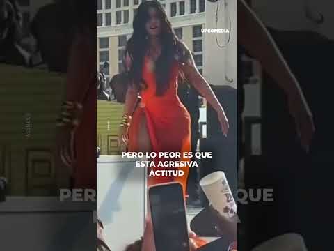 Cardi B explota y lanza su micrófono al rostro de una fanática | íconos #shorts