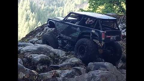 RC Crawling 1/10 - River Rock Adventure - Traxxas TRX4 and Axial Wraith 1.9