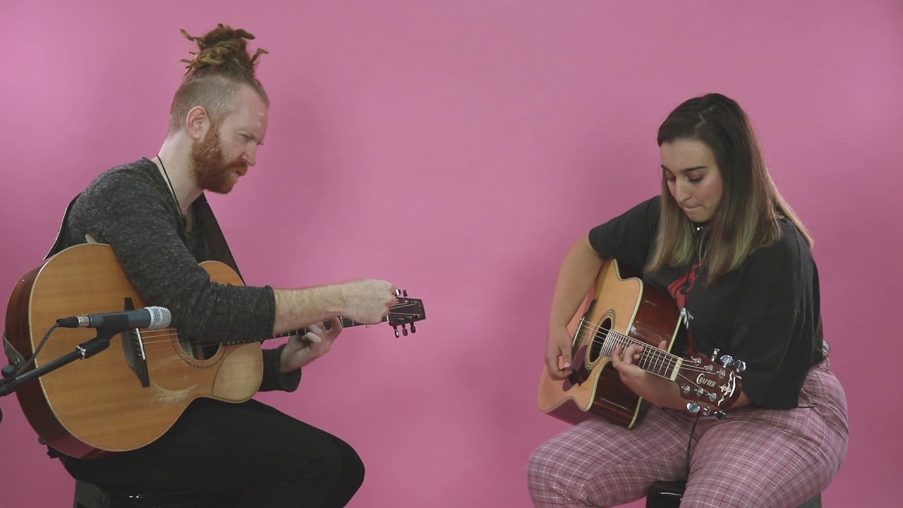 Newton Faulkner Teaches Us Guitar