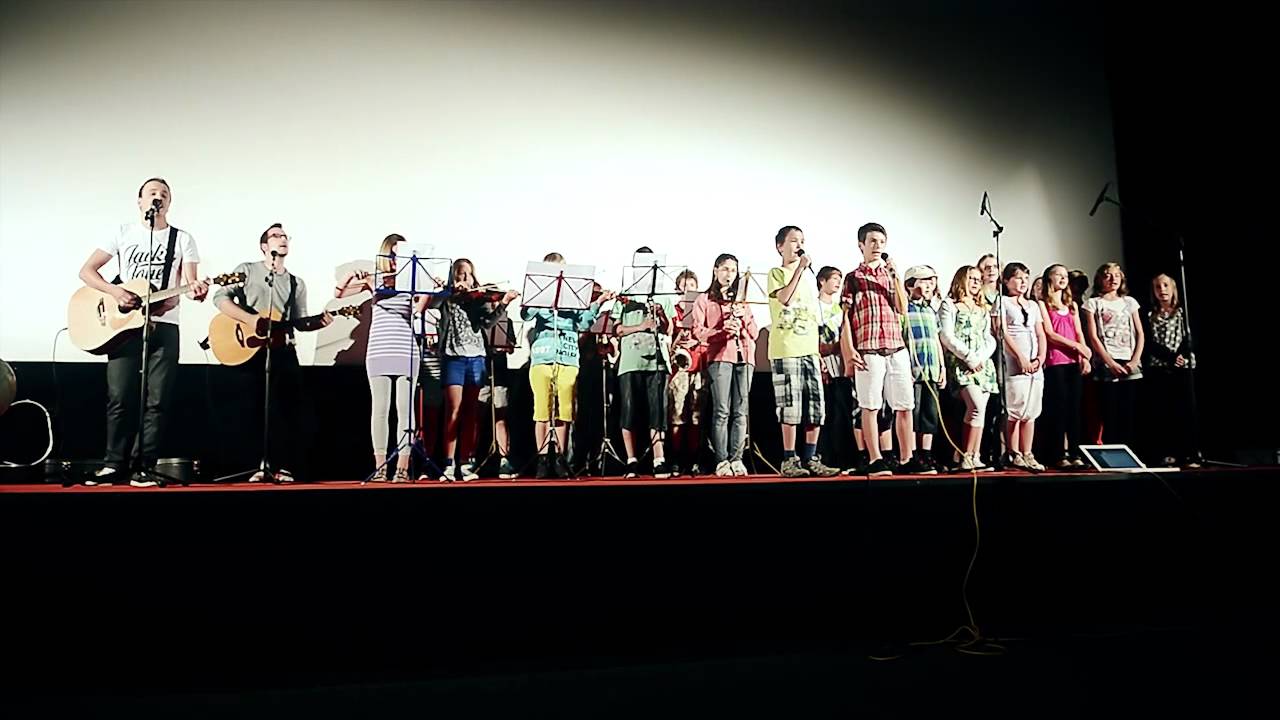 FRAUI feat. 200 Schüler aus Einsiedeln  - Zäme um d'Wält