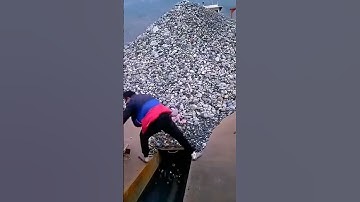 Loading and unloading process of barge gravel _Good tools and machinery make work easy