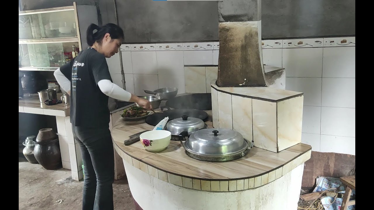 农村柴火灶，做饭两头跑！