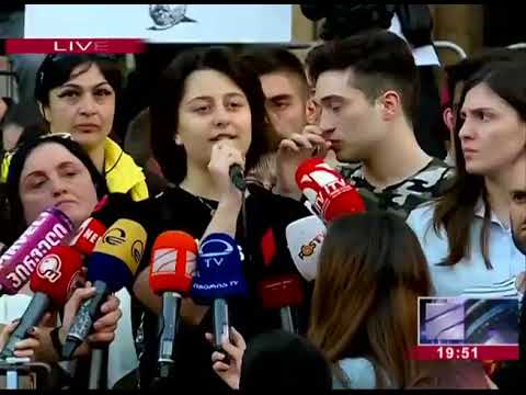 სტუდენტ გოგოს ნაციონალებმა სიტყვით გამოსვლის დროს მიკროფონი გამოგლიჯეს და ლამის ჩაქოლეს