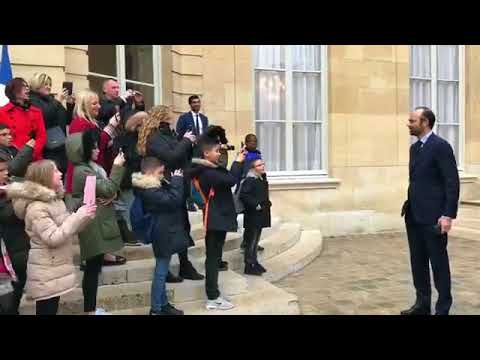 Édouard-philippe.-petite-surprise-des-enfants-de-l’école-théophile-gautier-du-havre