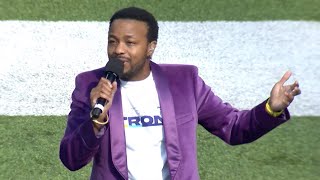 Wyn Starks Performs a Halftime Performance of the Minnesota Vikings vs. Chicago Bears Game Resimi