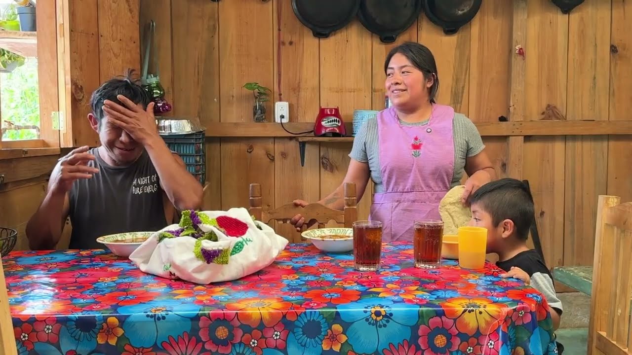 Consiento a mi esposo con un amarillo de nopales con tortillas recién hechas, mientras trabaja