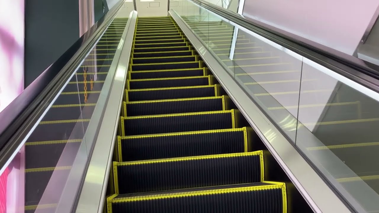 APタウンはませんエスカレーター escalator APtown Hamasen shopping mall Kumamoto Japan