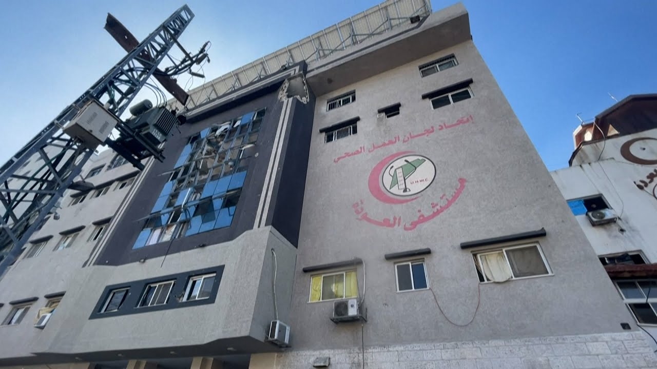 الطاقم الطبي بمستشفى العودة في جباليا شمال غزة يعالج المرضى بعد استهدافه بقصف إسرائيلي