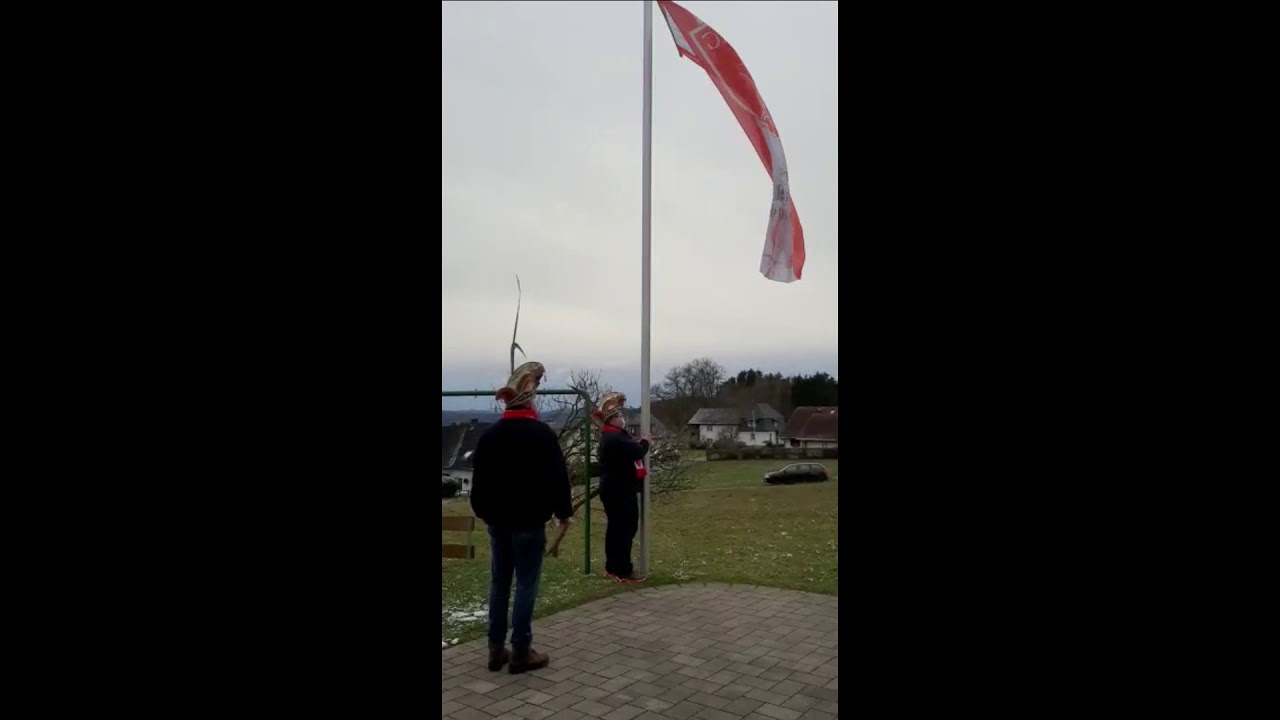 EKG - Elferrat hängt Fahnen auf