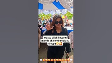 Manda Mertua putri isnari saat disapa orang sangat ramah, dia pun melambaikan tangan membalasnya loh