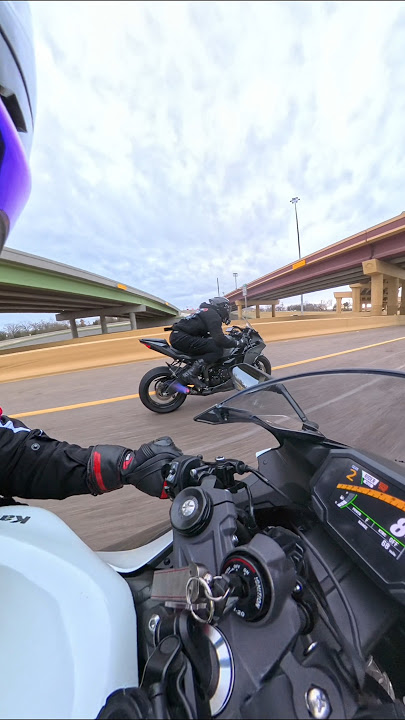 Tuned 2025 ZX6R (Shoots Flames! Left) vs stock 2025 ZX6R with slip on and midpipe (Right) #zx6r