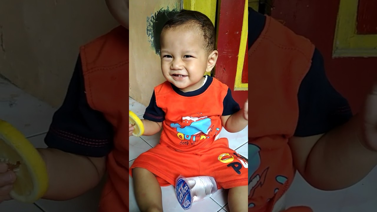 Ekspresi " LUCU "bayi makan lemon 