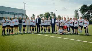 Fußballfeld auf Schwimmbad-Parkdeck eröffnet