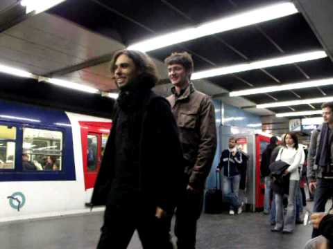 Deux cons dans le métro pris sur le fait