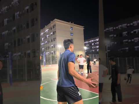 當扣將遇到路人在自己面前秀彈跳時... #basketball #籃球 thumbnail