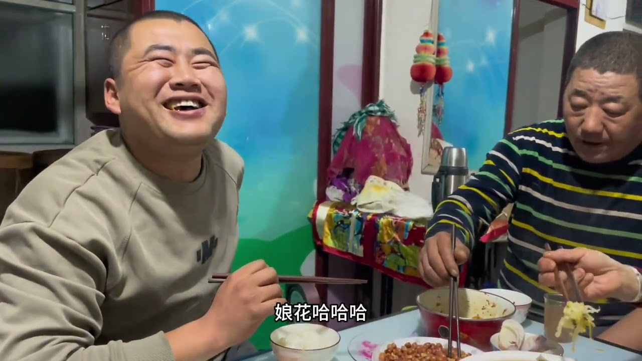 晚饭围在桌前，做上几个菜，婆婆也要喝口，唠唠家常这就是幸福