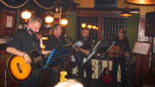 Lunde Og Drengene Spiller Narredans