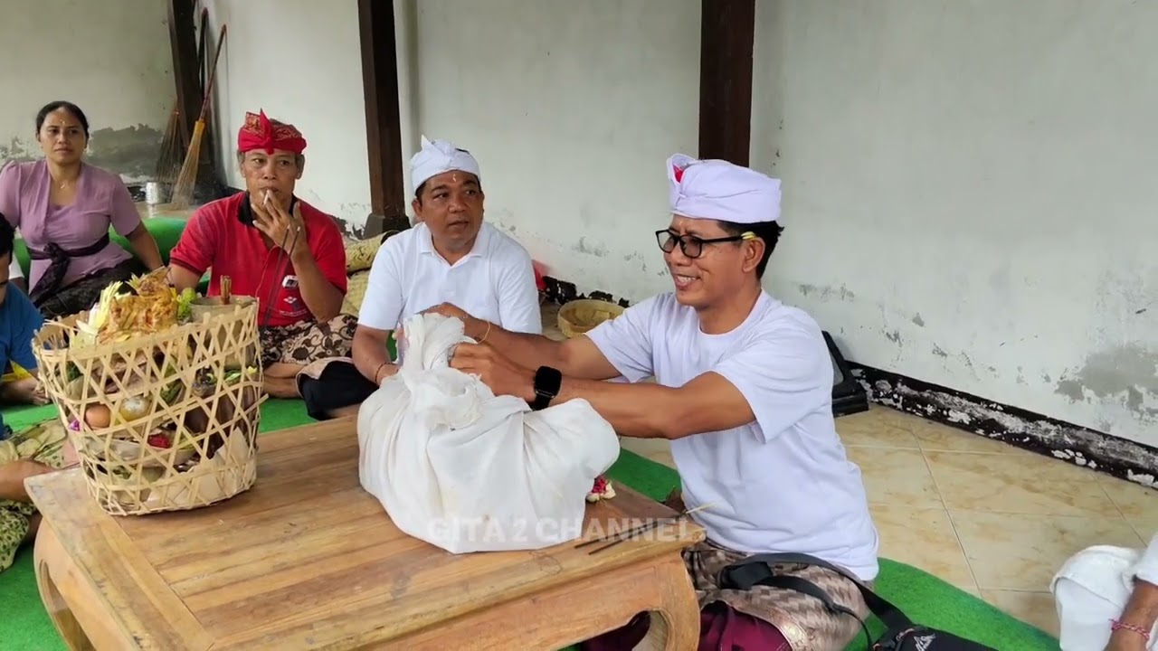 Nureksa Prasasti Lan Lontar Saraswati Pura Kubon Tubuh Yang Puluhan Tahun Belum Pernah Dibuka 