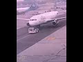 제트 블루 항공 2022 Update 로스 앤젤레스 공항에서 견인중인 견인 봉이 분리 된 후 JetBlue A320이 손상