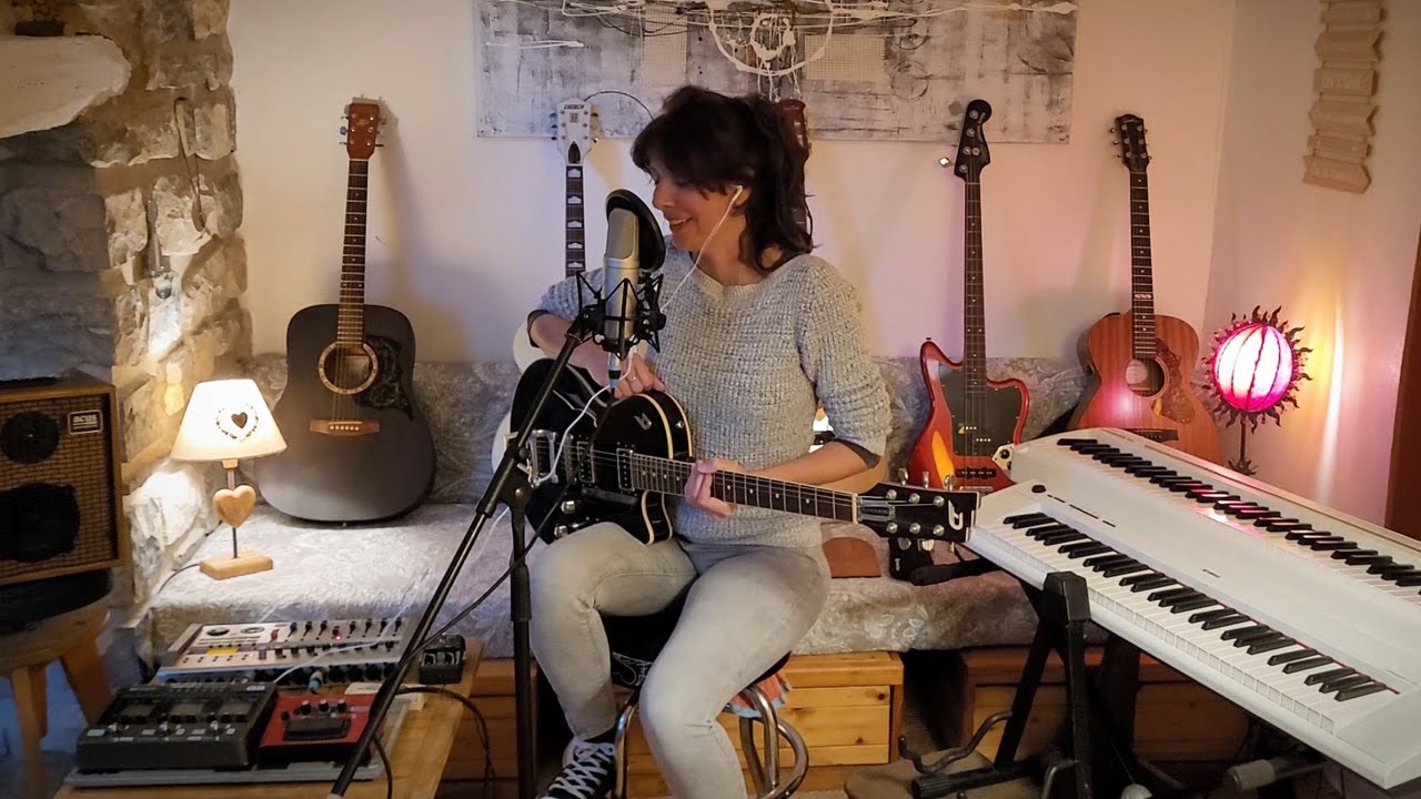 ASMR - Je vous présente mes instruments de musique 🎸🎹🎶