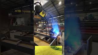 Le soudeur industriel est un professionnel qualifié qui assemble par fusion des pièces de métal