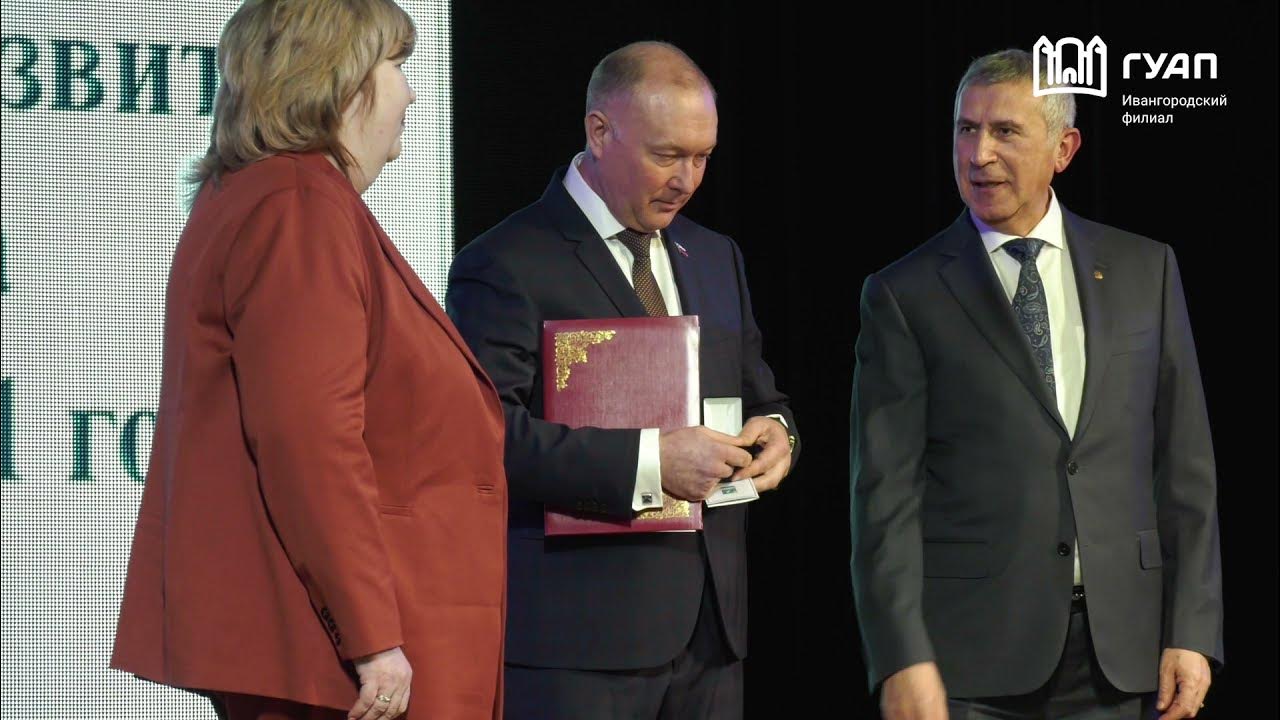 Награждение почетной грамотой за. Награждение директора. Награждение директоров школ. Директор цдо тосно. Гаджимурад изутдинов префект.