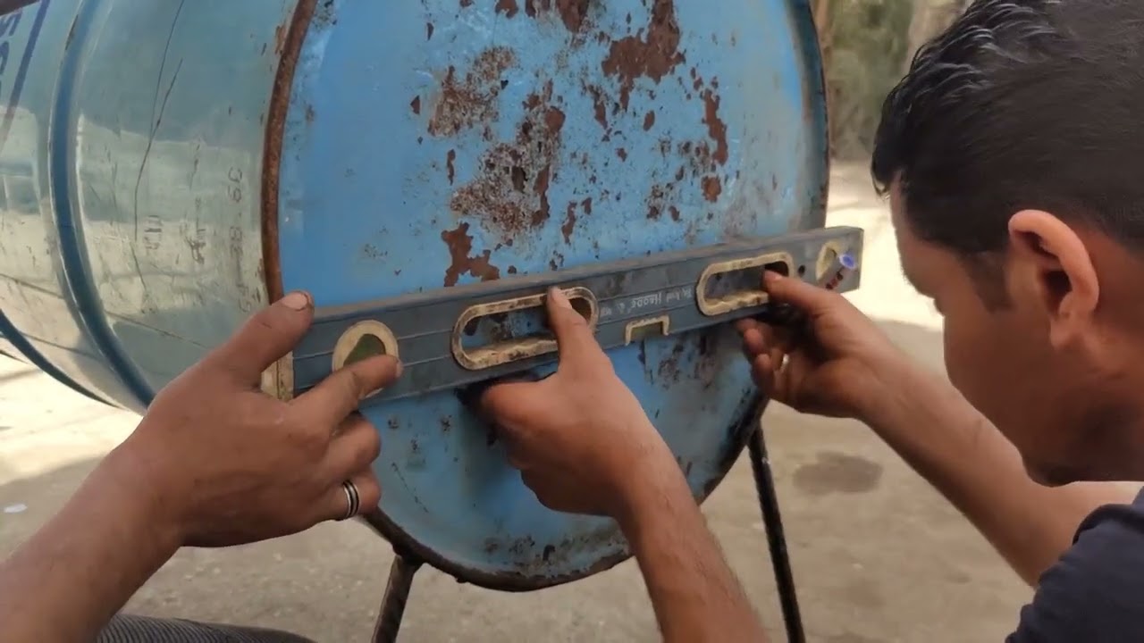 صنعتلكم فرن بالخشب أوالقش علشان نوفر الغاز وفيه مدخنه علشان ست البيت ماتضيقش من الدخان قولي رأيك ايه