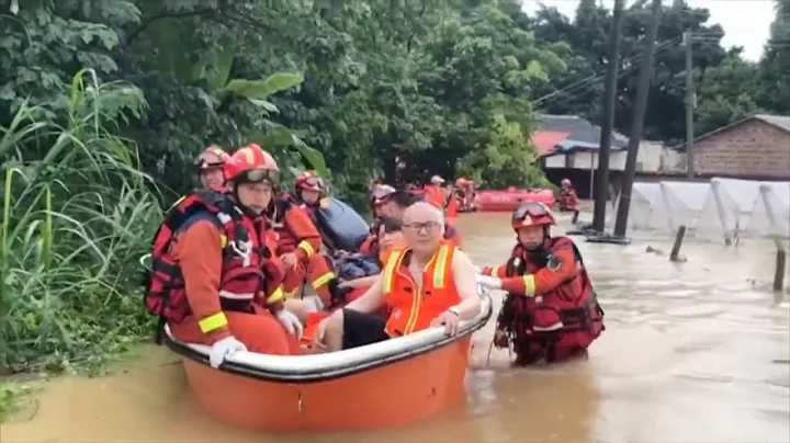 Fire rescuers transfer people trapped by flood in Guangdong Province - DayDayNews