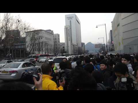 [나꼼수 번개]4/8시청,나꼼수 멤버 차량 퇴장