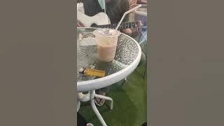 Viral nyanyi di cafe pake sandal sewalaw, suaranya bikin baper!