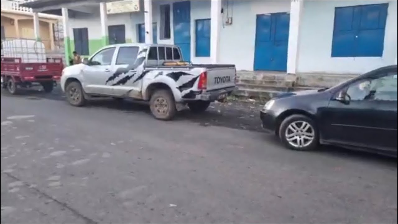 À Moroni, de longues files de voitures sont visibles dans les stations-service à la recherche de 