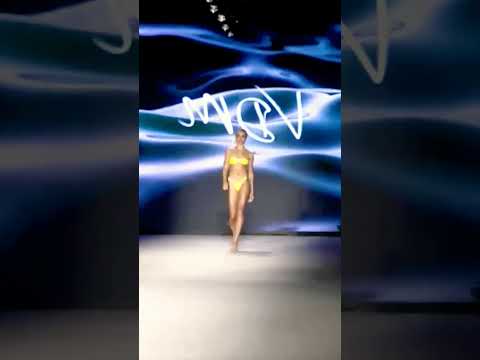 МОДЕЛЬ в БИКИНИ Присела | Подпишись! #shorts #девушка #модель