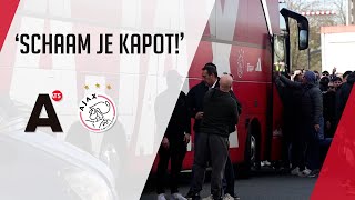 Beelden: harde kern Ajax wacht spelersbus bij Arena op