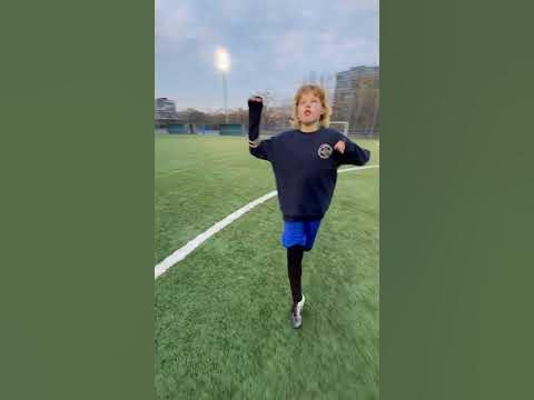 ESTE NIÑO DE 11 AÑOS CONTROLA EL BALÓN COMO UN PROFESIONAL