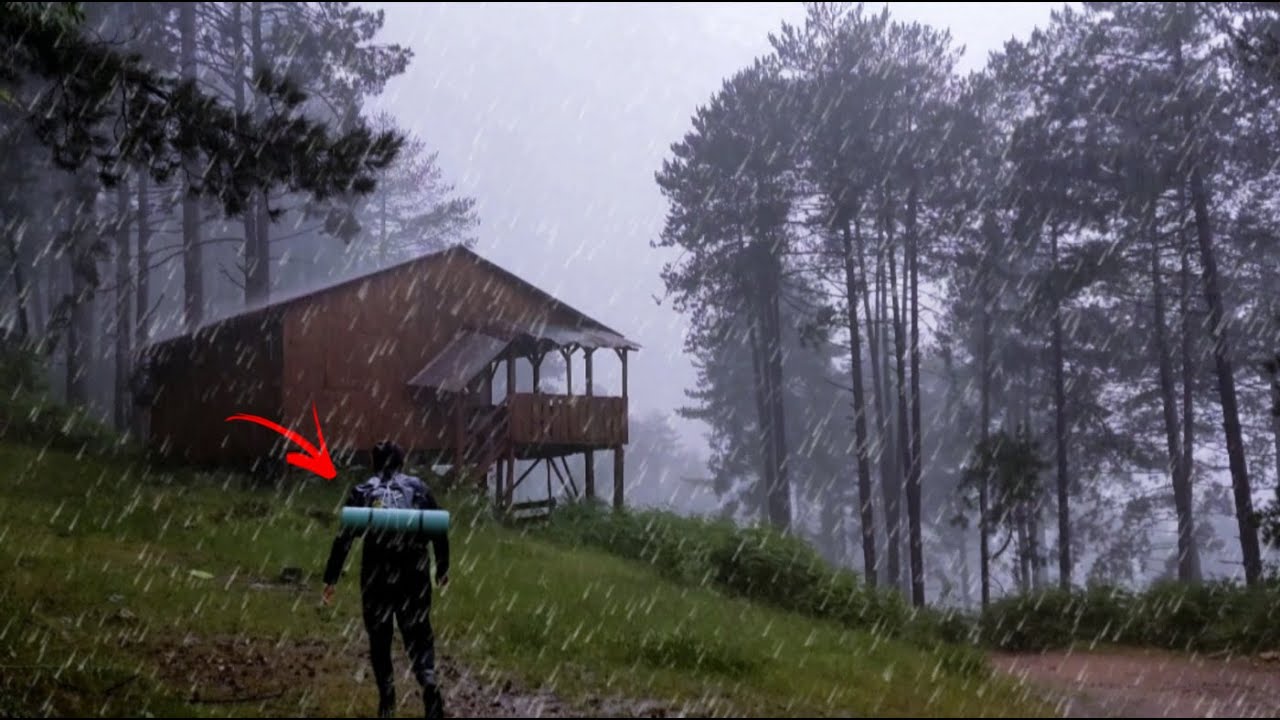 Попал под проливной дождь и сильный шторм и прячусь в заброшенной бревенчатой ​​хижине 4 дня.