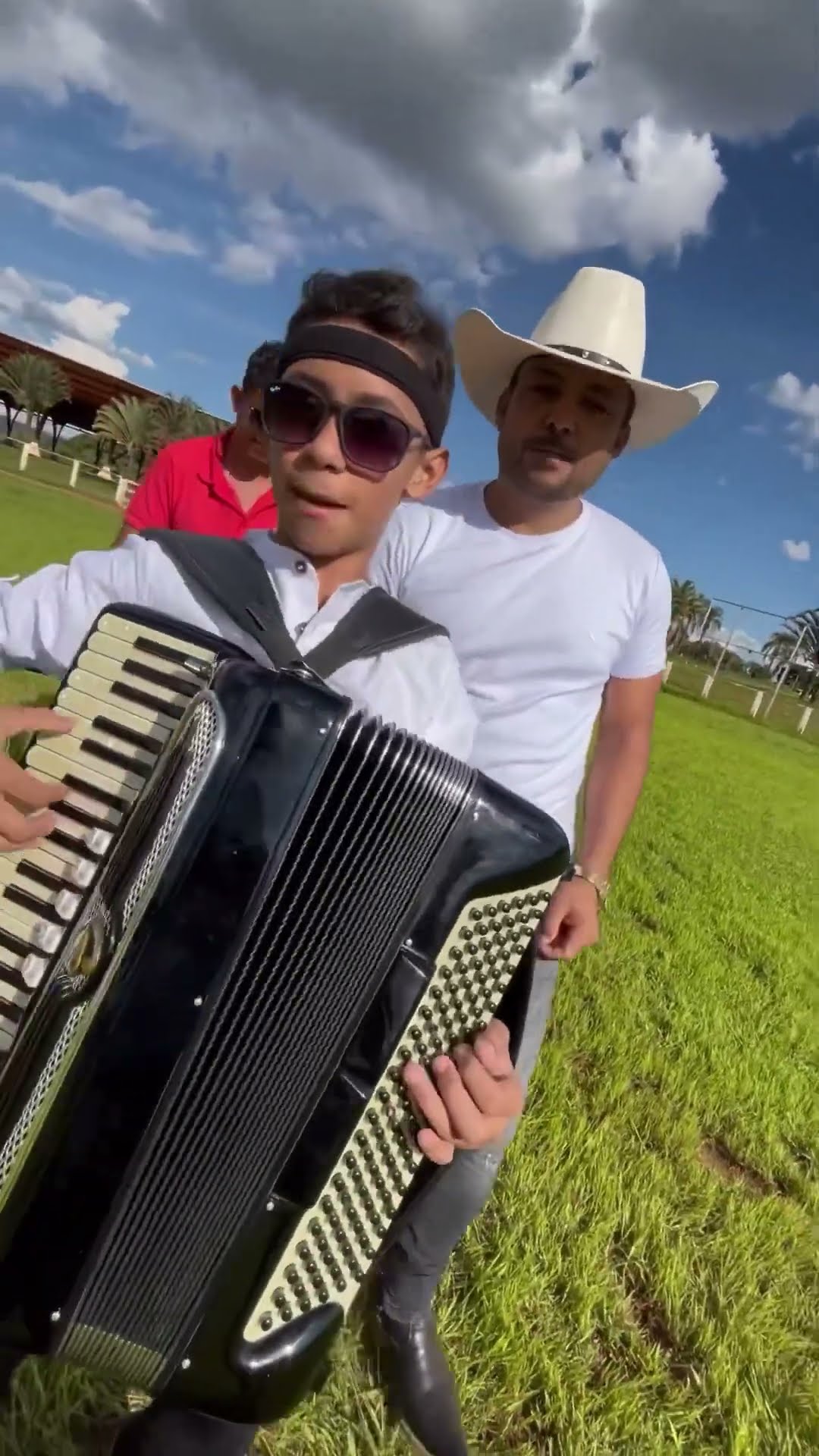 A mulherada já chegou pra dançar mais um sucesso do cantor das comitiva #boanoiteee