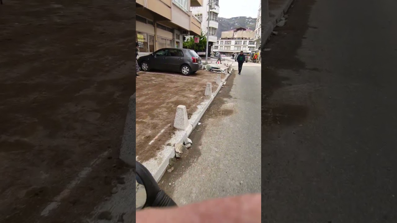 altinordu yenimahalle 303 . Sokak kumu kaldırıma sardılar yarın da kanal tıkandı diye ...5 Mart 2026
